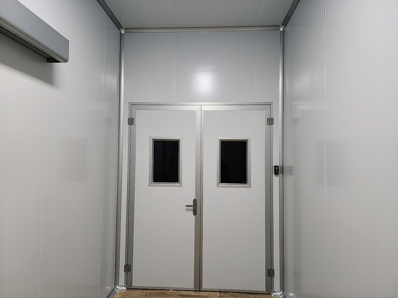 Cửa mở hai cánh phòng sạch bằng Panel EPS.